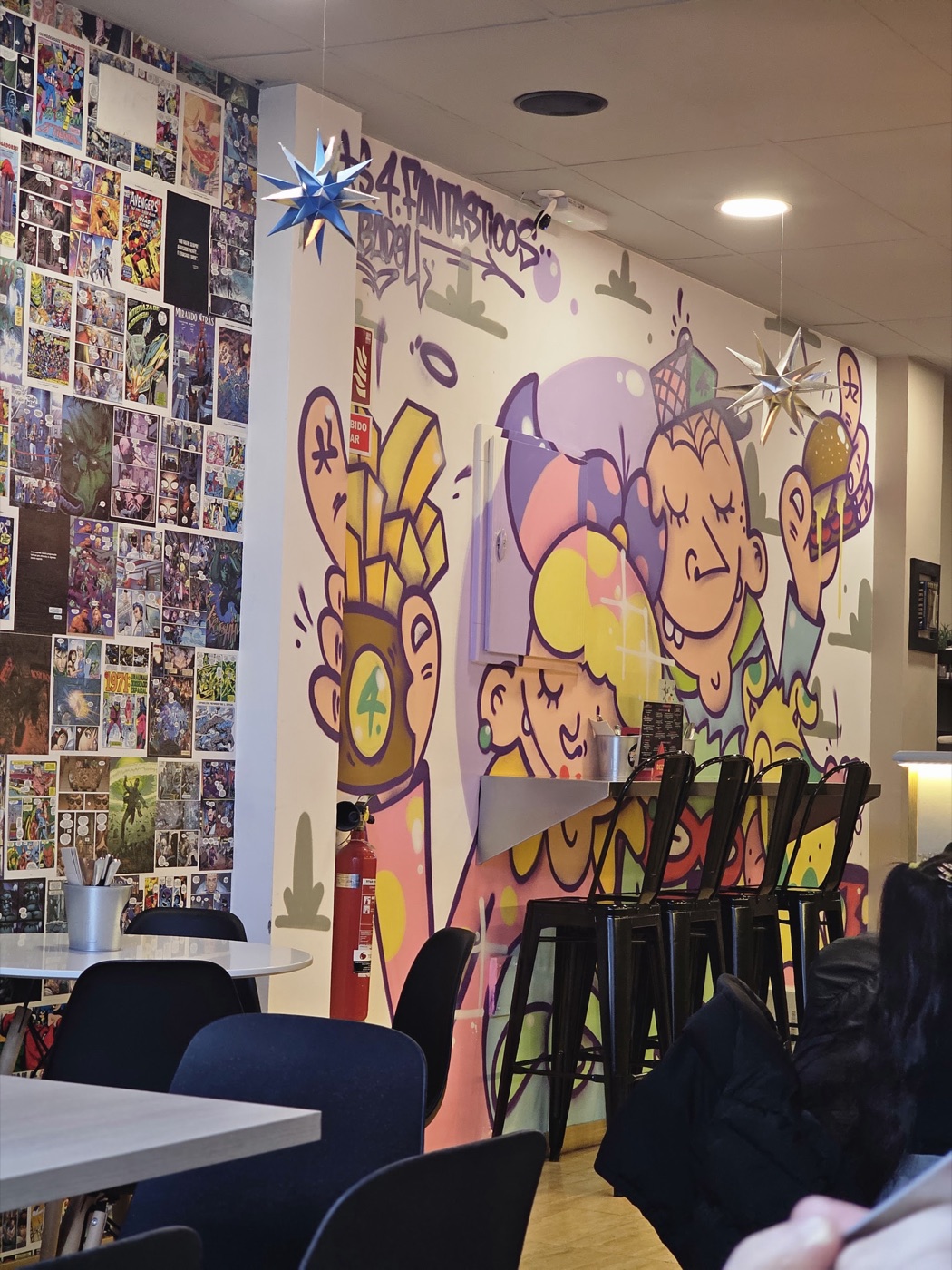 La sala con el mural de grafiti